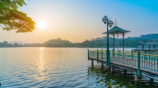 在炎炎夏日,杭州這座歷史悠久的城市,以其獨特的魅力吸引著無數游客