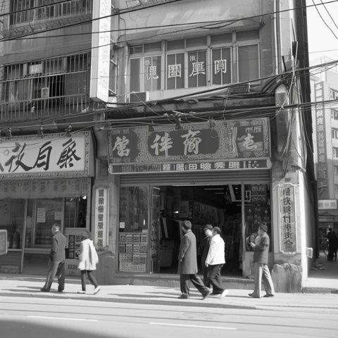 漪汾街吾悅廣場開業盛況人山人海,排隊等位,露天小吃街成解圍之地!