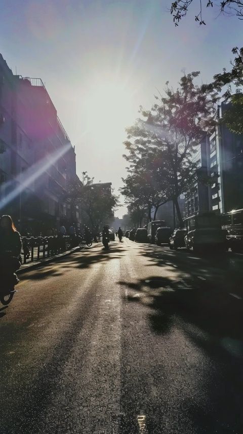 河池的天氣總是讓人又愛又恨,陽光明媚的時(shí)候熱得發(fā)慌,下雨的時(shí)候又讓人無處可去