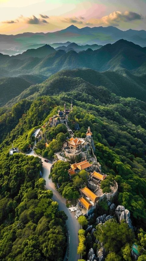 衡山是中國五岳之一,也是著名的道教和佛教圣地,以下是一份衡山旅游攻略