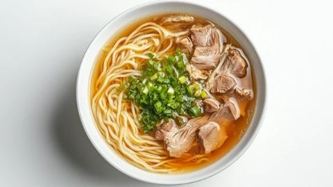 小吃店拌面13元過油肉15元,低價菜肴吸引眾多市民。