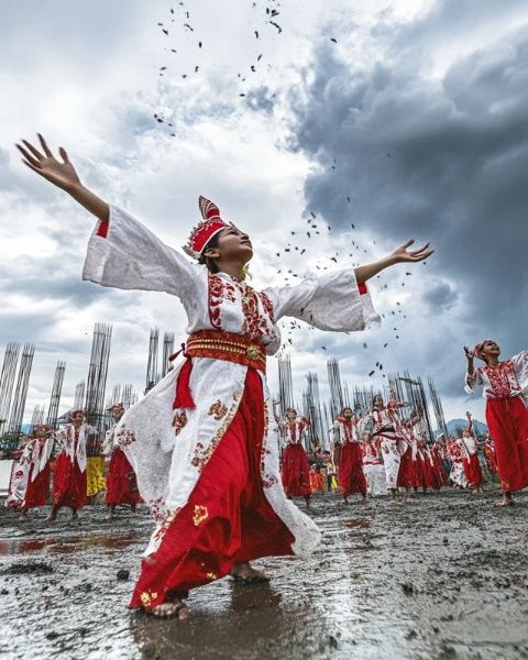 國慶假期全國多地通過展示打鐵花、火壺表演、英歌舞等非遺項目吸引游客