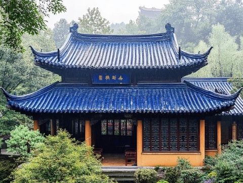 揭秘錢坑美食與古寺之旅:大鼎撈面后的石靈光寺探秘