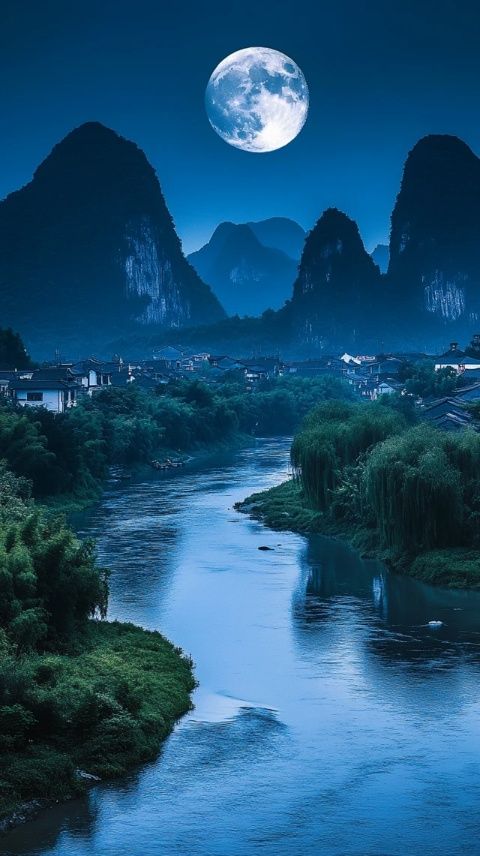 漓江是中國桂林地區(qū)的一條著名河流,在領(lǐng)略江南水鄉(xiāng)風(fēng)情和壯美山水之間