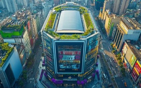 銀泰百貨離我家直線距離只有一公里，絕對是最近的商場了