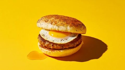 雞蛋漢堡：簡(jiǎn)易美味，小推車(chē)上的街頭美食奇跡