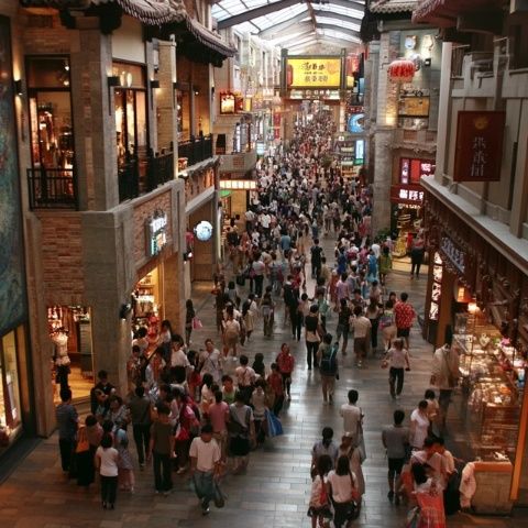 北京王府井的美食街區(qū)