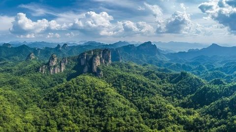 武夷山景點及美食推薦:峰巒峻秀、九曲溪等。