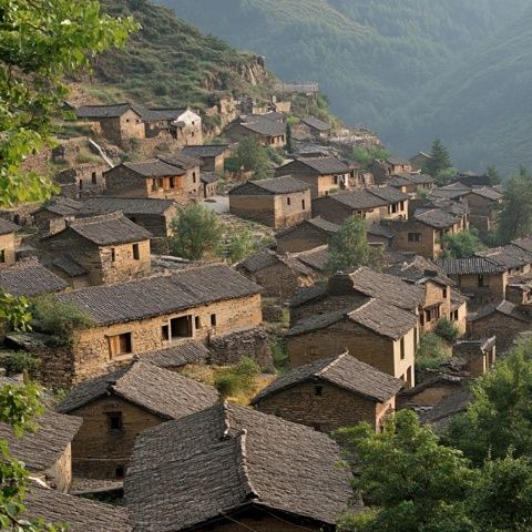 峰峰的小鎮指的是響堂水鎮,它位于河北省邯鄲市峰峰礦區和村鎮東和村