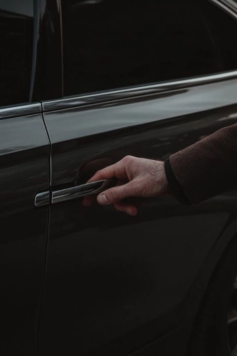 十個(gè)生活冷知識3長期用車時(shí)適當(dāng)放手剎