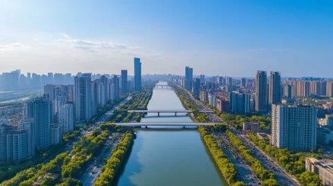 廣州：城市的現(xiàn)代化與傳統(tǒng)的融合，生活節(jié)奏快而又放松。