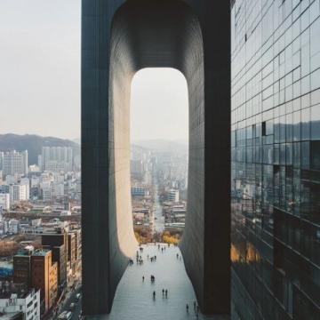 甲秀樓,位于貴州省貴陽市南明區翠微巷8號,是貴陽市的標志性建筑之一