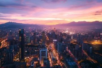 昆明四月，滿城都是紫色的海洋