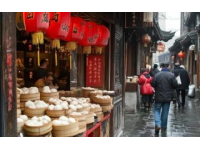 探訪南京必吃美食：小潘記鴨血粉絲湯，排隊也值得！