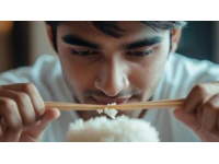 一口氣吃掉半碗的手抓飯