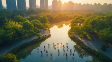 秋意盎然,武漢,充滿活力的城市,扶光露面的清晨,公園里、江邊,到處是運動的人們