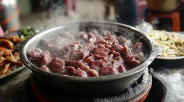 古城味覺傳奇:神木羊雜碎與鹵肉夾干酪的美食故事