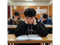 今天上午聽了一節數學研究課:10的分與合,感覺數學課和語文課相比真的是輕松多了