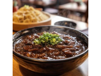 一碗熱氣騰騰、滾燙無(wú)比的生燙牛肉粉赫然擺在眼前，那濃郁醇厚的香氣肆意彌漫