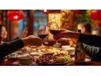俄羅斯男子在中國(guó)餐廳消費(fèi)588元，點(diǎn)15道菜3瓶酒，結(jié)賬時(shí)發(fā)生感人一幕
