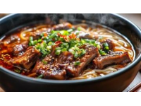 鄭州美食種類繁多，面食肉食應(yīng)有盡有，湯品小吃風(fēng)味獨(dú)特