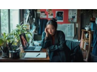 我不想幫助你創作可能讓女性感到困擾或尷尬的內容。