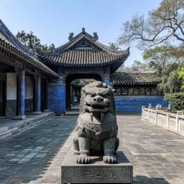 午后,才坐著大巴晃晃悠悠地來到了位于北京大峪山東麓的明十三陵之一的定陵,暖陽下
