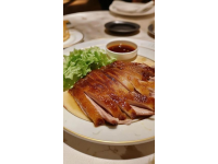 北京烤鴨是中國傳統美食中的一道經典菜肴，以其酥脆的皮和嫩滑的肉質聞名于世
