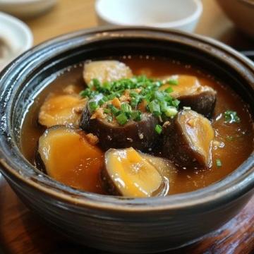 閩菜,又稱福建菜,是中國八大菜系之一,以其獨特的海鮮烹飪、湯品文化和酸甜口味而聞