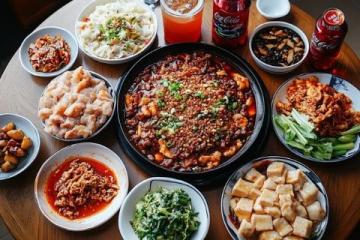 遼寧美味紛呈:東北與滿族風味海鮮佳肴盤點