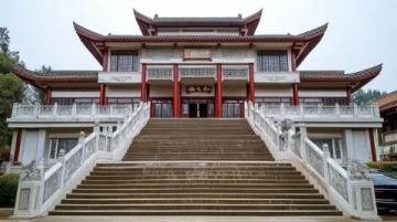 在南京博物院坐下來休息，我和女兒都走不動(dòng)了，今天走了17000多步了
