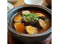 閩菜，又稱福建菜，是中國八大菜系之一，以其獨特的海鮮烹飪、湯品文化和酸甜口味而聞