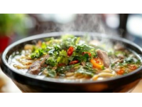 河南特色美食大盤點：燴面、胡辣湯、桶子雞，不容錯過！
