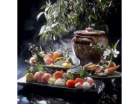 日本料理在聯(lián)合國認(rèn)定中領(lǐng)先于地中海料理，主要是因?yàn)槠錁?biāo)準(zhǔn)化和易行性，以及對健康長壽的吹捧。