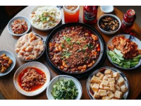 成都美食豐富多樣，既有麻辣鮮香的川菜，也有精致可口的小吃