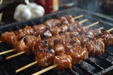 八種瘦肉經典美味做法全揭秘：從鯽魚豆腐到烤肉串，一網打盡家庭聚餐必備！