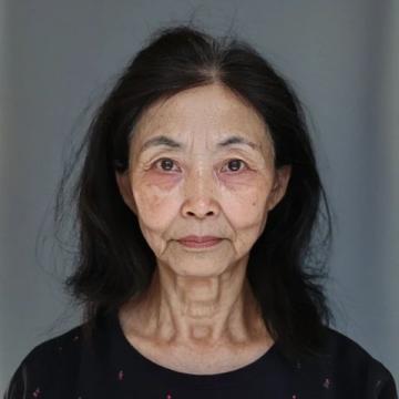 這位大媽已經六十七歲,來自四川的成都,在我們附近美食城干服務員
