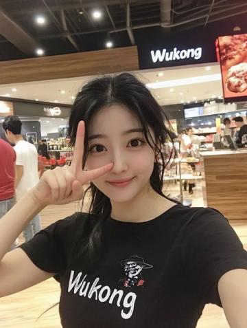 高圓圓佛山行：閨蜜相伴，松弛感穿搭迷倒眾人