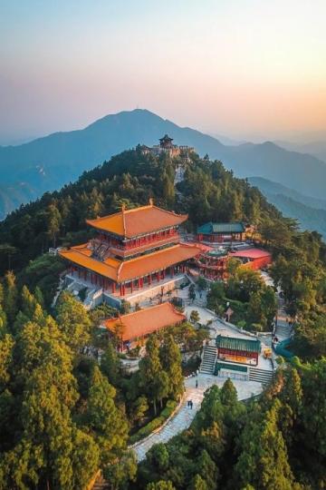 在中國的廣袤大地上,隱藏著許多人間仙境,其中之一就是位于湖北省十堰市的武當(dāng)山