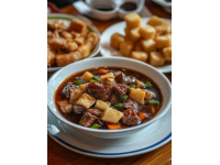 內蒙古美食豐富多樣，既有肉類主食，也有特色小吃與飲品。