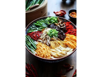 莆田紅菇鹵面是福建省莆田市的一道傳統(tǒng)美食，以其獨特的口感和豐富的營養(yǎng)而聞名