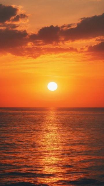 西太平洋上空的金黃色夕陽