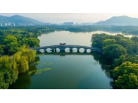 無錫是一座充滿江南水鄉(xiāng)風情和歷史文化的城市，有太湖第一名勝黿頭渚、88米高的靈山