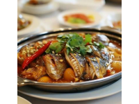 鹽城作為江蘇的魚米之鄉，其美食融合了江海特色與地方文化，既有傳統宴席的厚重