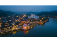 當夜幕籠罩大地，龍潭湖碼頭瞬間化作歡樂的海洋,激昂的鼓聲響起之際