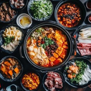 探索黔東南美食秘境:酸湯魚、腌魚、烤香豬與民族風(fēng)味之旅