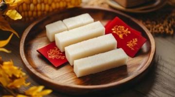 經典中式美食:嫩豆腐配各式配料與調料的鐵板豆腐