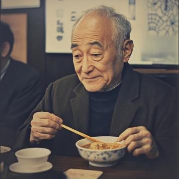 這個老頭經常來我家蹭吃蹭喝,他就是我的老丈人,吃飯的時候總是不上桌