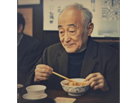這個老頭經常來我家蹭吃蹭喝，他就是我的老丈人，吃飯的時候總是不上桌