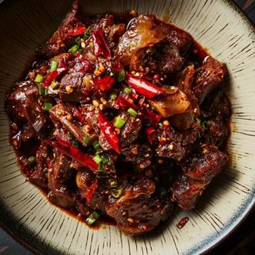 探索中國羊肉美食:草原烤全羊到新疆串串香
